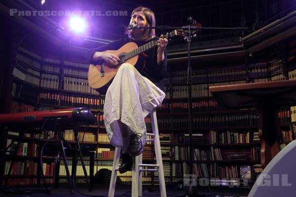 ALDOUS HARDING - 2016-03-23 - PARIS - L'Archipel (26 bis rue de Saint Petersbourg) - Hannah Sian Topp